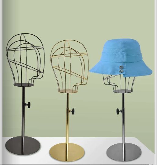 Expositor de Sombrero con Cabeza de Alambre y Base Metálica Color Oro