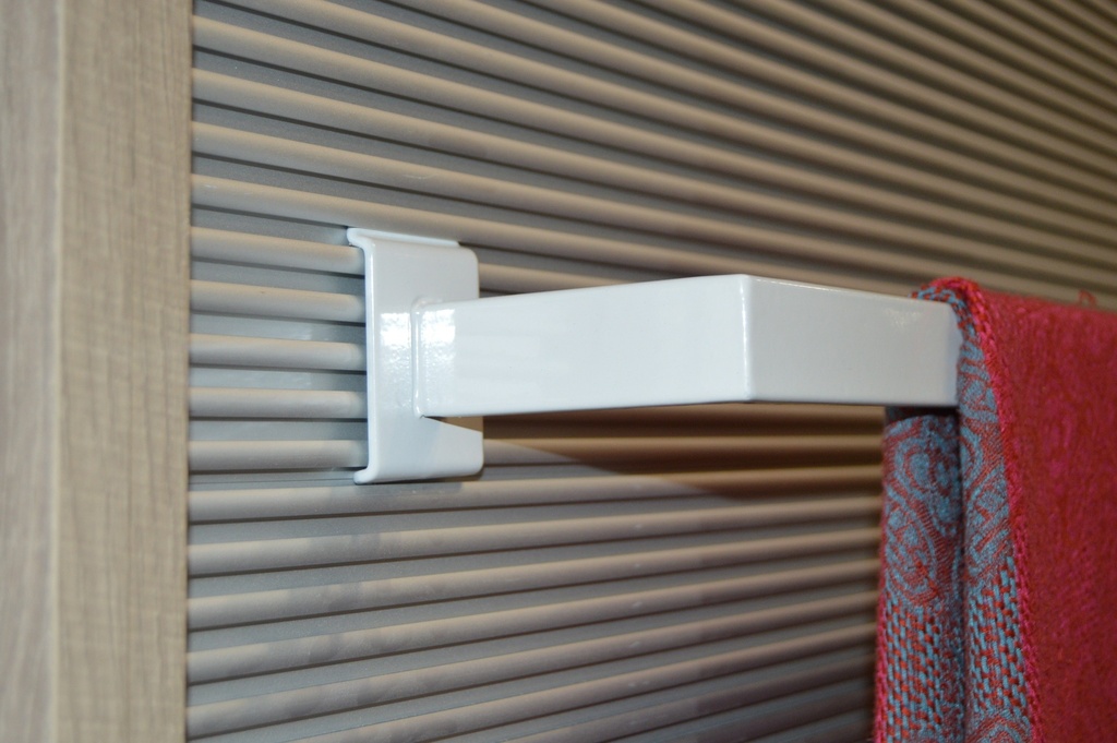 Percha blanca para lama de aluminio 60x10cm