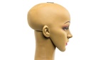 Cabeza de mujer morena