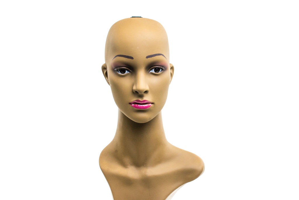 Cabeza de mujer morena