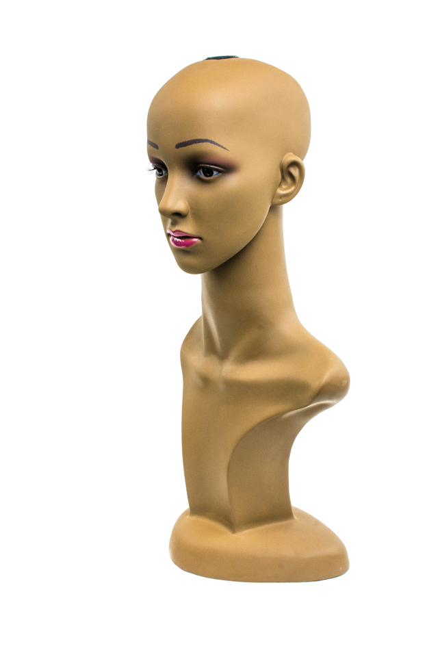 Cabeza de mujer morena