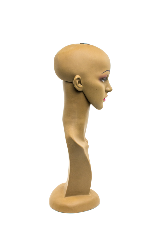 Cabeza de mujer morena